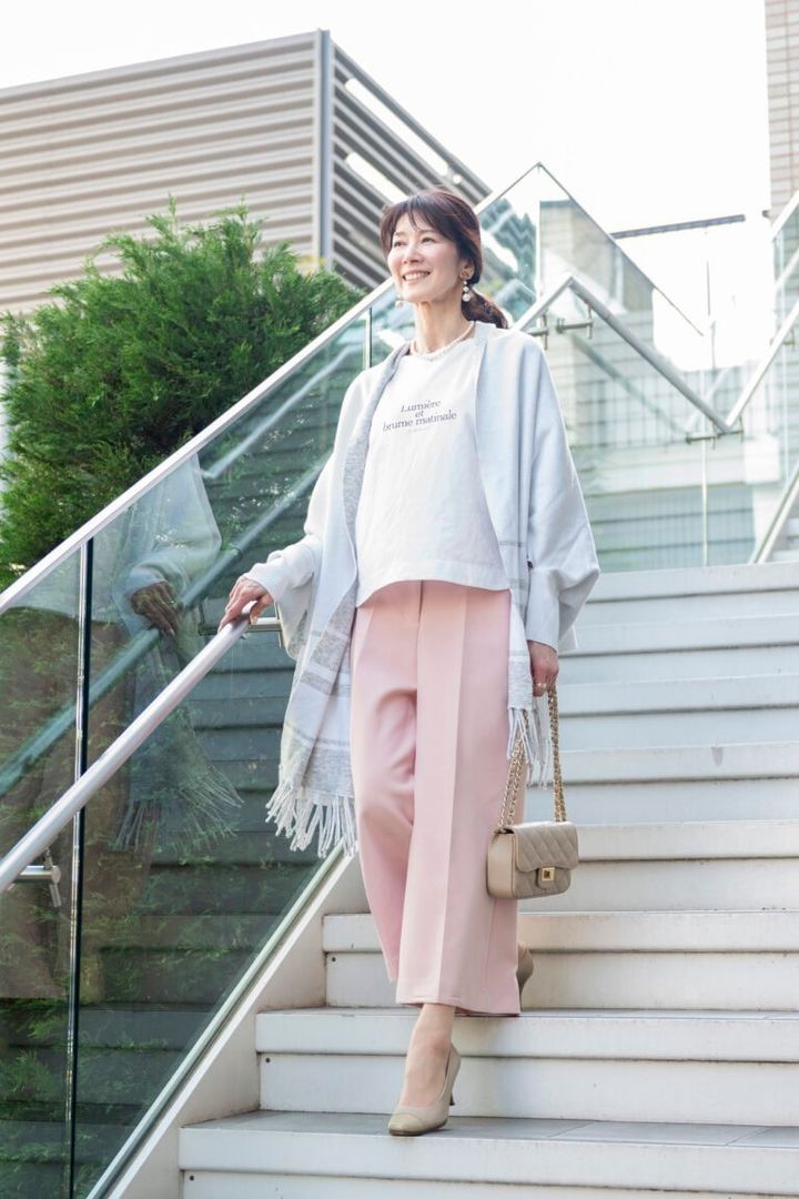 トップス... アウィーエフ、ボトムス...ZARA、ストール...アトリエ エヌズ、バッグ…アルアバイル、シューズ... 銀座かねまつ