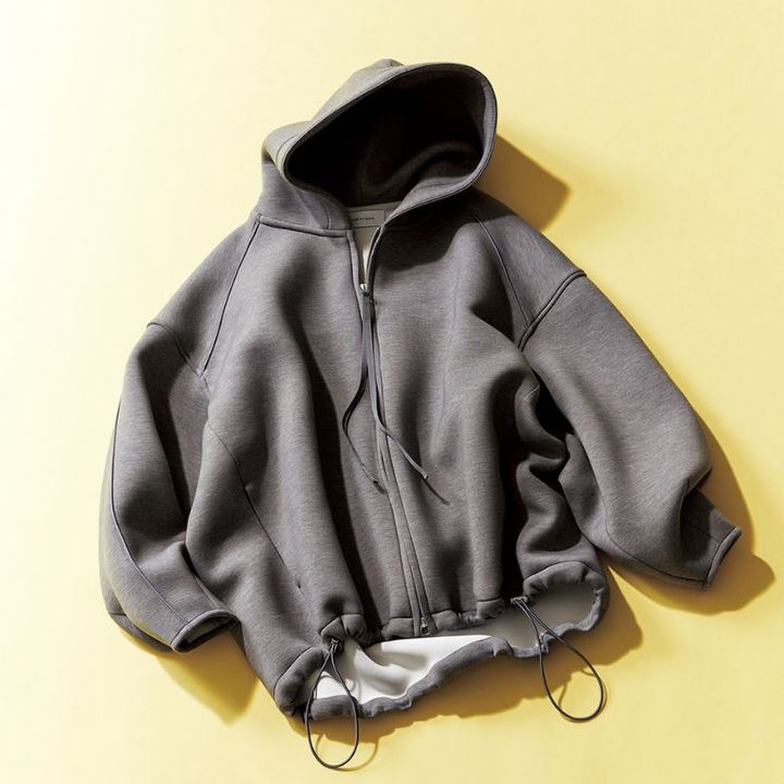 アダムエロぺのグレーパーカーの置き画