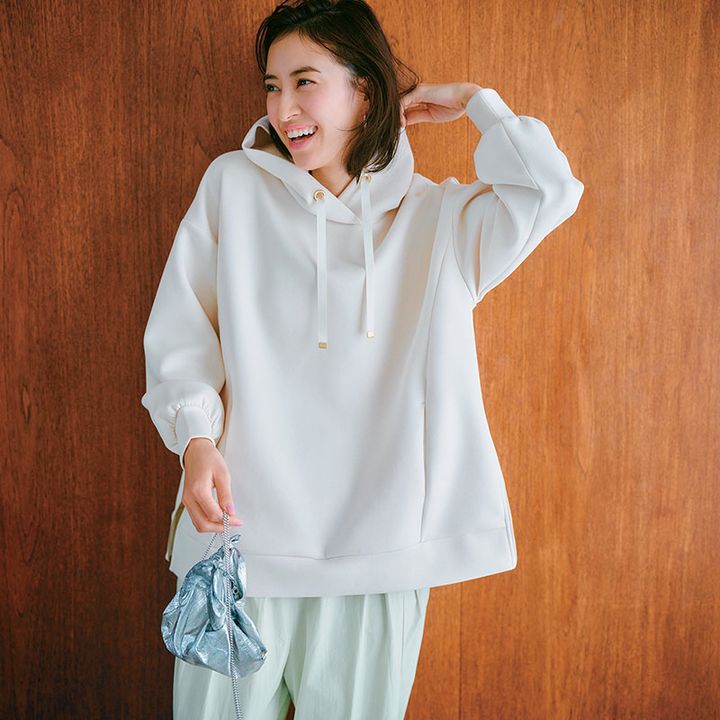 白パーカー×ミントグリーンパンツの岡本あずささん