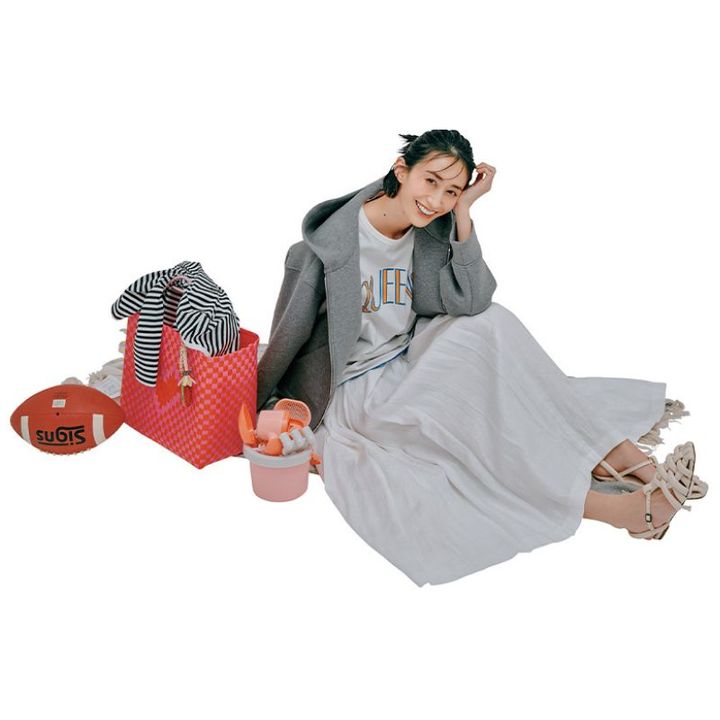 ロゴT×白スカートにグレーパーカーを羽織った神山まりあさん