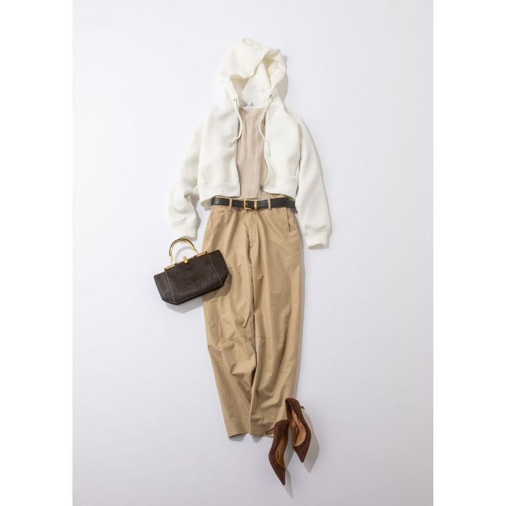 ベージュトップス×パンツにGUの白パーカーを重ねた置き画