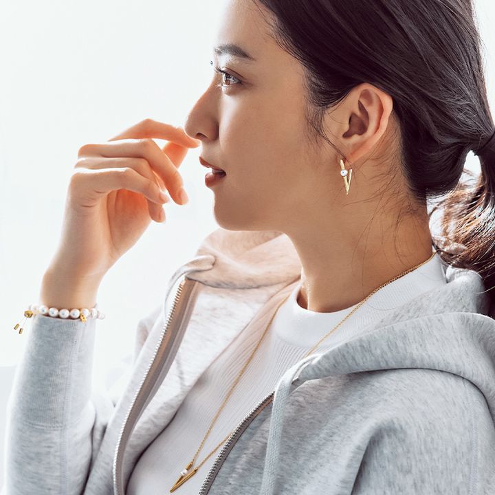 ネックレス・ピアス・ブレスレットをつけてグレーパーカーを羽織っている武井咲さん