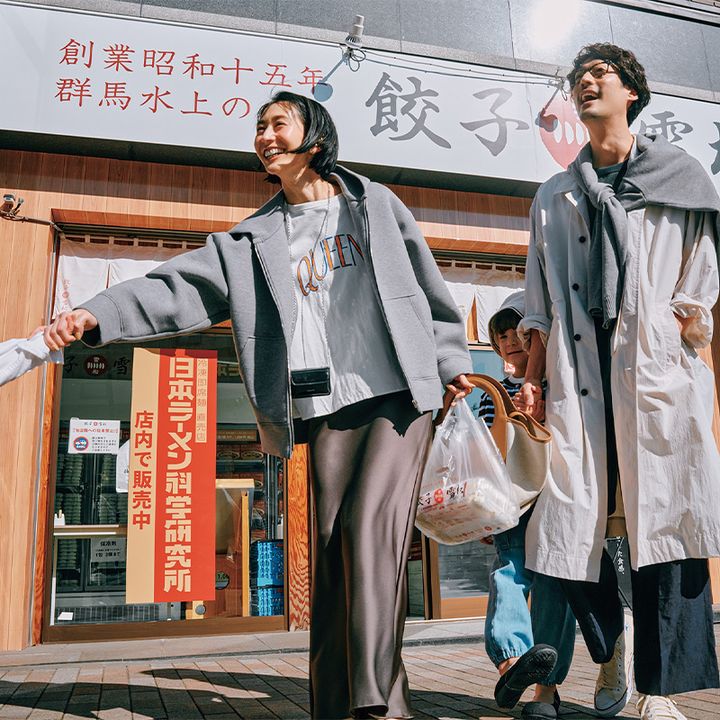 ロゴT×サテンスカートにグレーパーカーを羽織った神山まりあさん