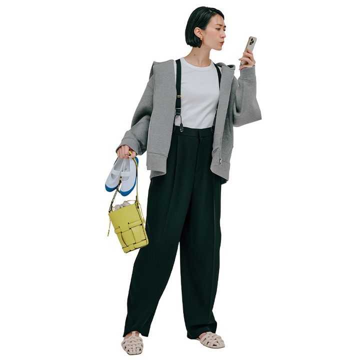 グレーパーカー×サスぺ付き黒パンの神山まりあさん