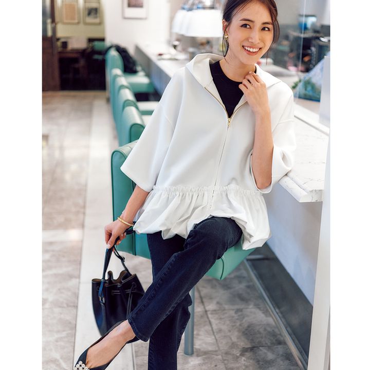 スリースクエアのペプラムパーカー×デニムパンツの笹川友里さん