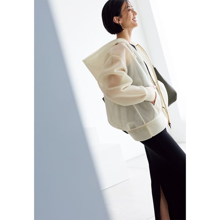 シアー素材の白パーカー×黒スカートの神山まりあさん