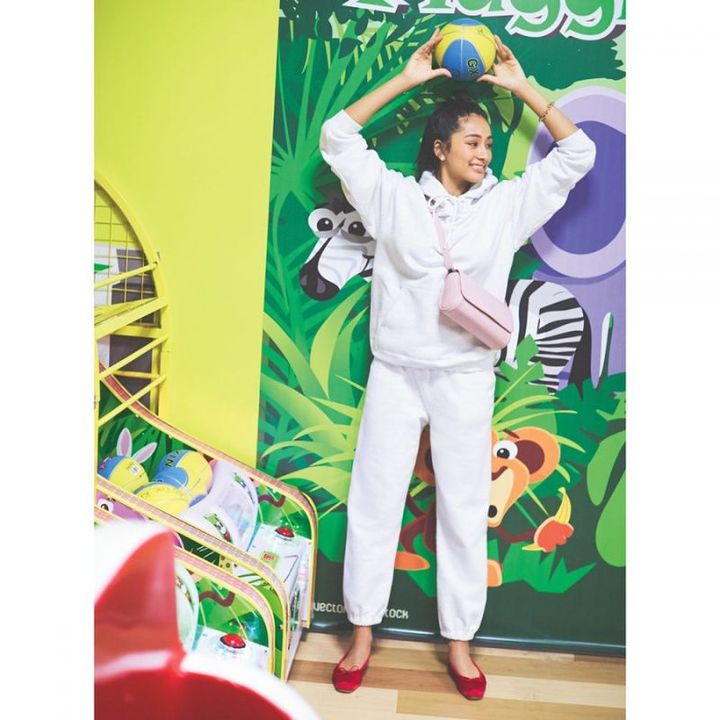 白パーカー×スウェットパンツの木佐貫まやさん