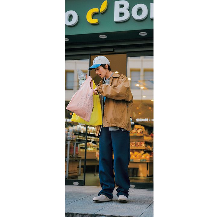 シンゾーンのネイビーのスウェットパンツをチェックシャツとブルゾンやキャップでカジュアルにまとめたスタイル