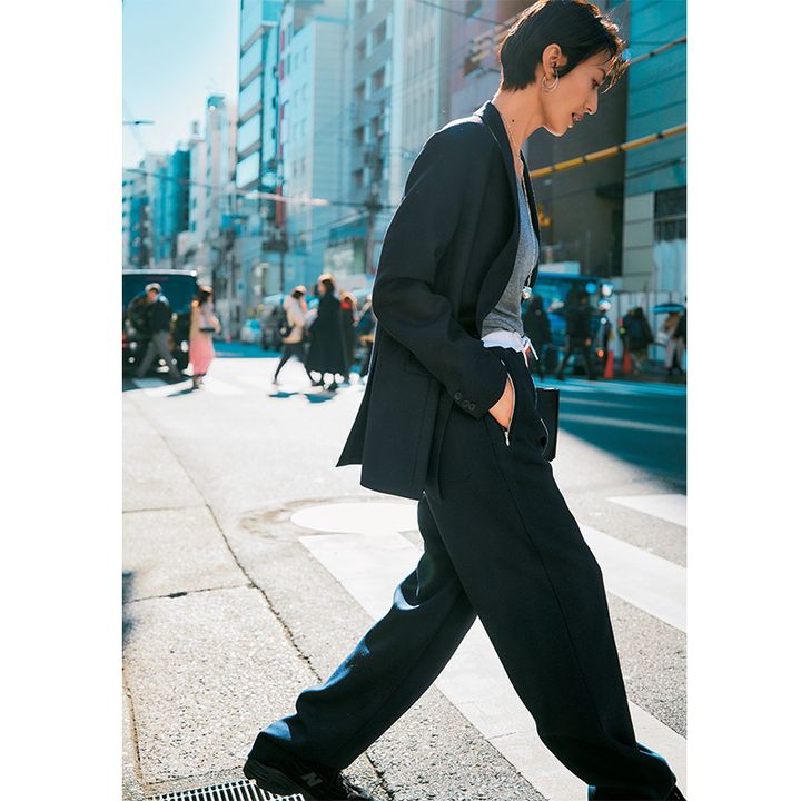 スウェットパンツはジャケット合わせでキレイめをキープ