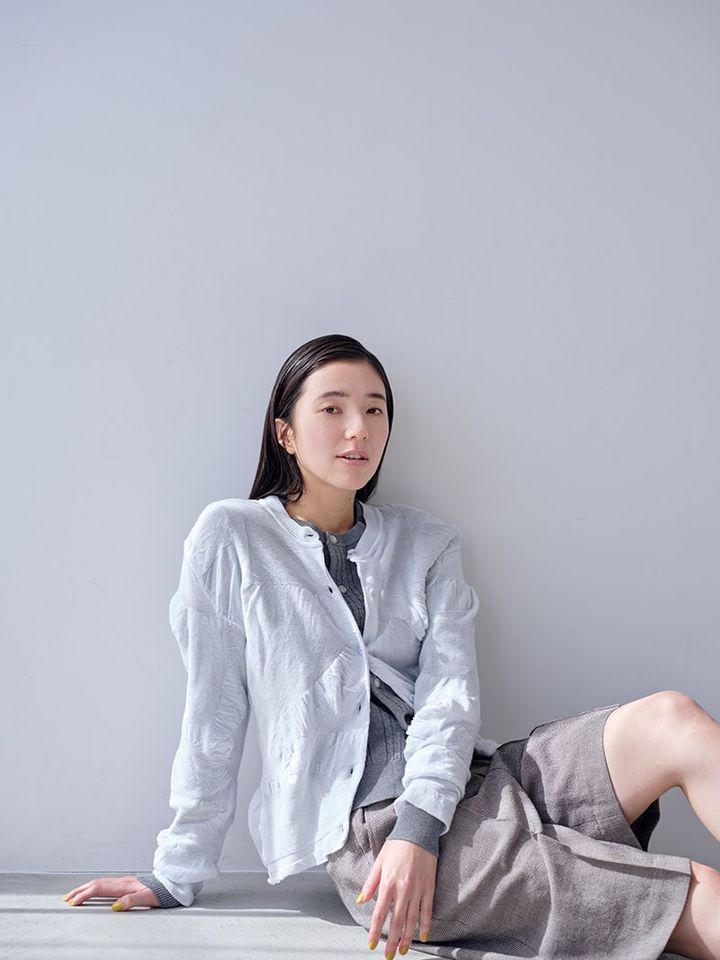 プレーンなカーディガンは重ねることでこなれた表情に