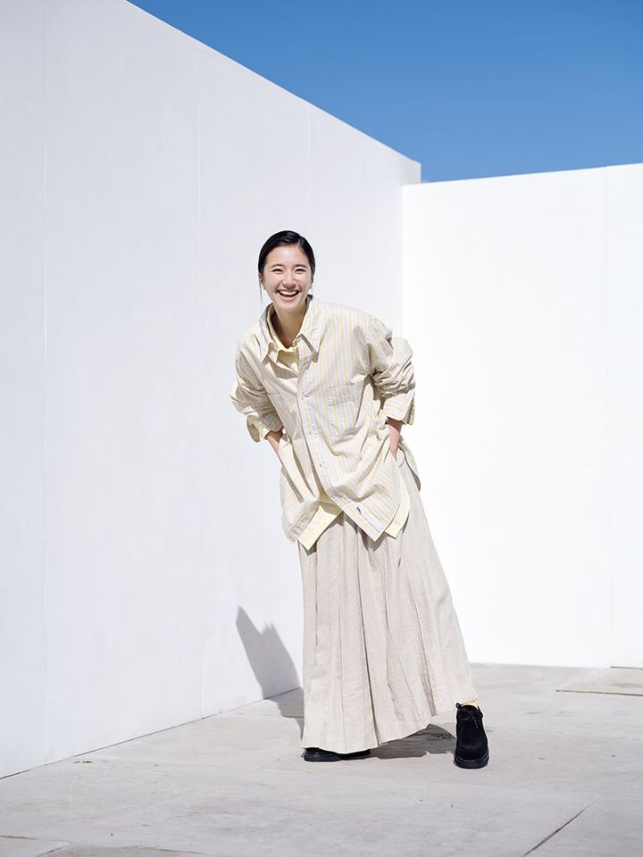 シャツ×シャツの重ね着コーデは、ワントーンなら大人っぽくまとまる