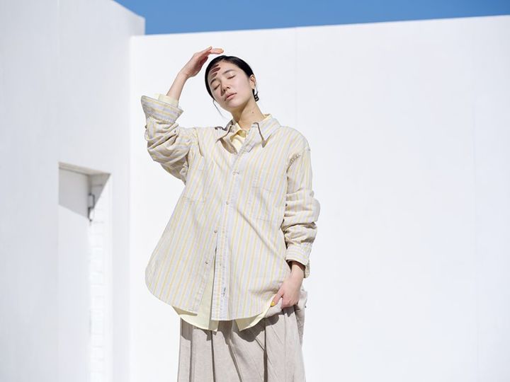 同色のシャツ2枚を使った重ね着コーデなら、バランスよくまとまる