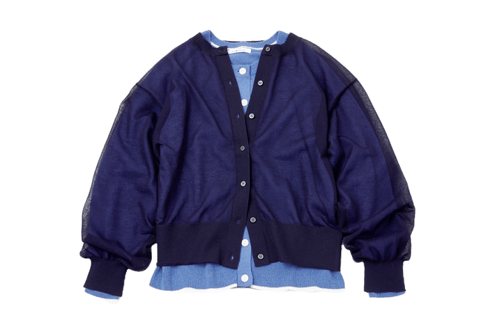 寒色カーディガンの重ね着に白ボタンがアクセント。30代、40代に似合う大人シックな重ね着に