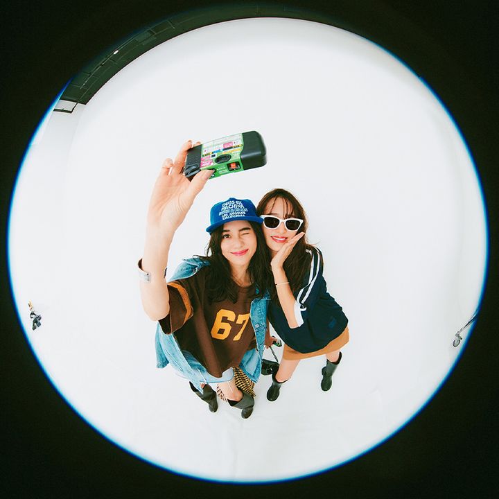 インスタントカメラで写真を撮るイメージ