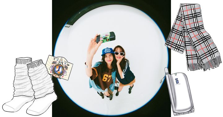 90年〜00年に流行したマフラー、ルーズソックス、ガラケー