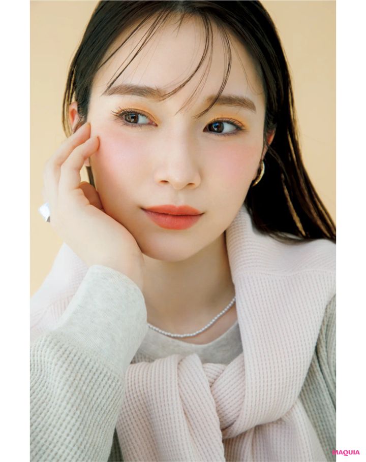守屋麗奈さんが魅せるベージュトップス×メイクのバランス学。アイパレ&リップの最強方程式とは？