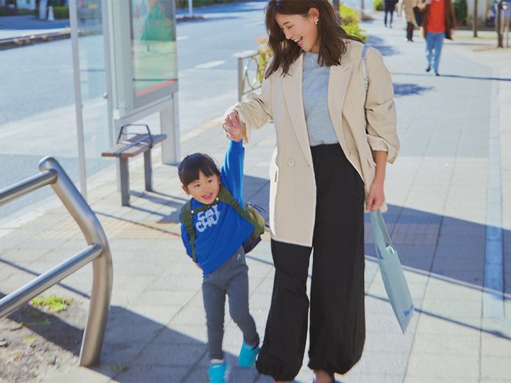 リネンジャケットにカットソー、パンツのコーデ