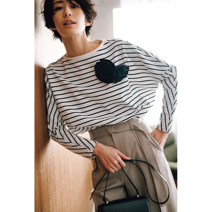 ボーダーカットソーにベルト付きパンツのカジュアルコーデ