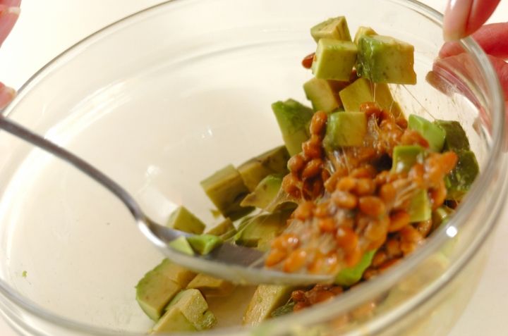 納豆とアボカドの揚げ餃子の作り方1