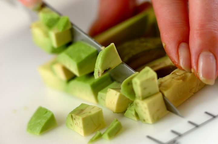 納豆とアボカドの揚げ餃子の下準備1