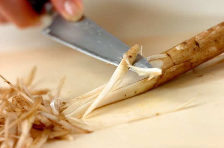 ゴボウとベーコンのサラダの下準備1