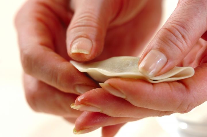 納豆とアボカドの揚げ餃子の作り方2