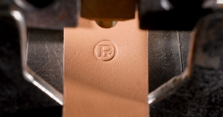 革ベルトにはパルミジャーニ・フルリエの刻印がされている。