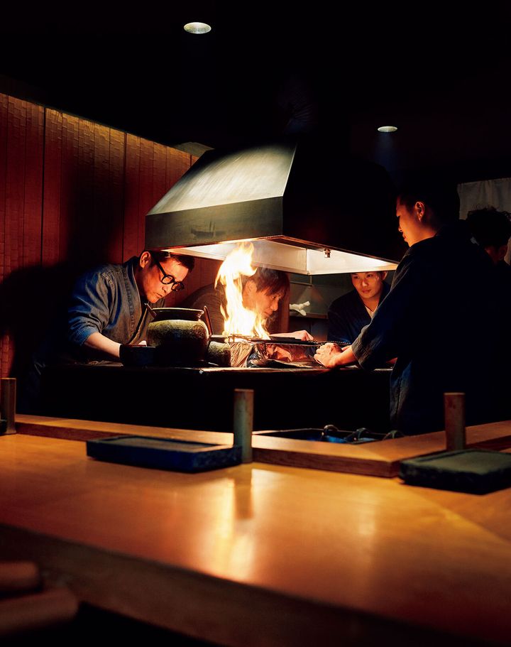 北新地『焼鳥 市松』の調理風景
