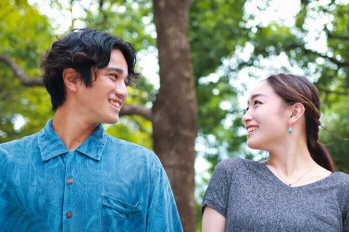 実は脈ありかも！ 女性が見せる「好意があるサイン」9つ