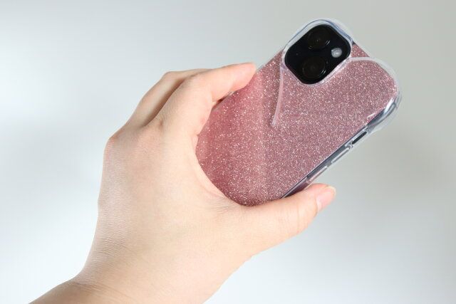 ダイソー ハートケース（アイフォーン用、15＆14＆13） インナーシート（アイフォーン用15＆14＆13、ラメ、ピンク） 使用例