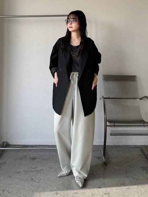 黒テーラードジャケットコーデ4