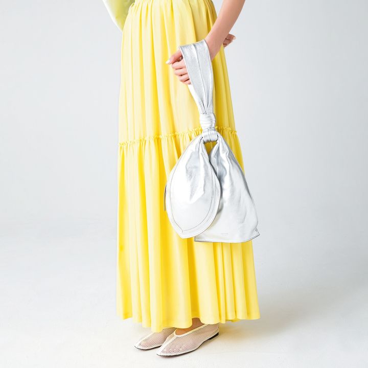 2つのコンパートメントが独立したバッグはオーストリア発のブランドから。ラムレザーのしなやかな質感も魅力的。