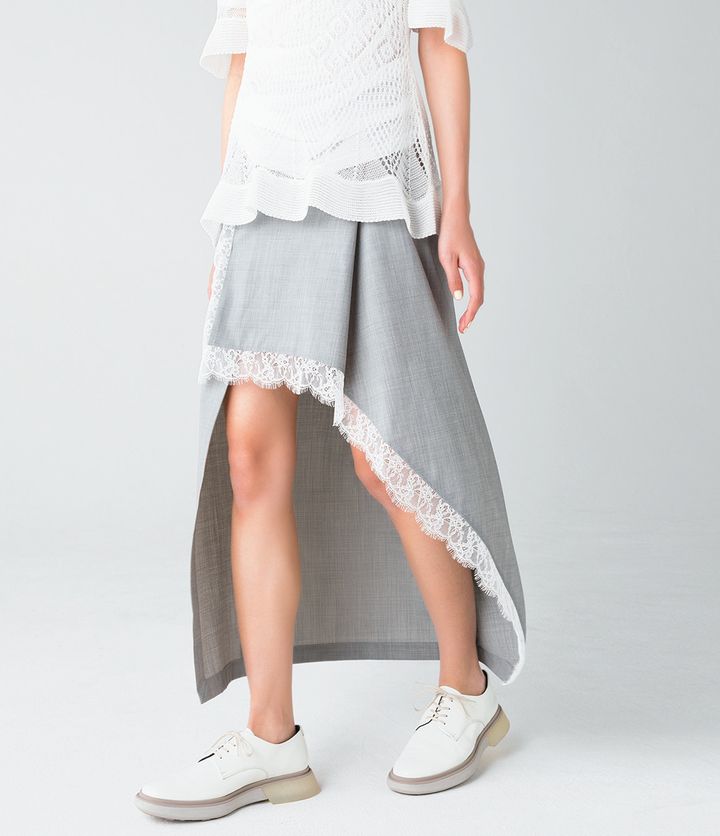 縁取りの可憐なレースもポイントのスカート。