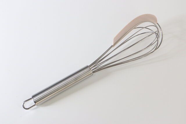 泡立て器（スクレーパー付、26cm） デザイン