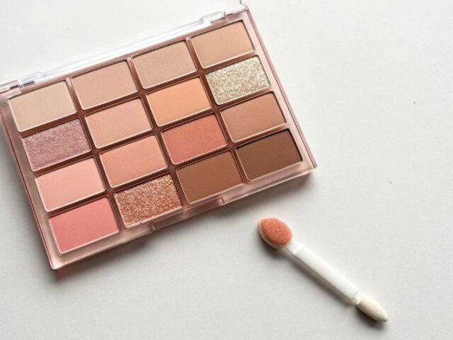 アイメイクのメインカラーをチップでしっかり塗る