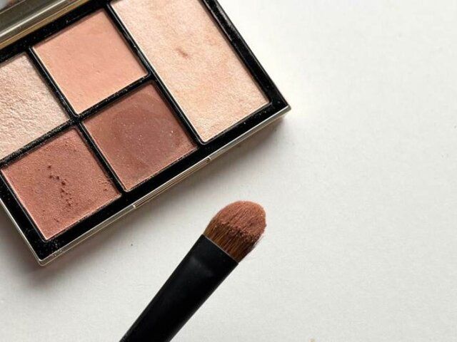 ブラシやチップにたっぷり含ませてそのまま塗る