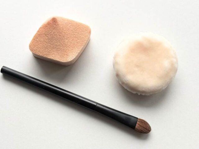 ブラシやパフの汚れをそのままにして使う