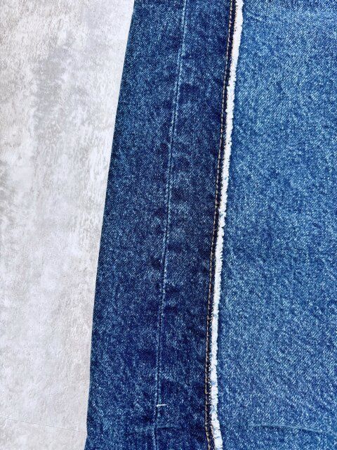 GU 2トーンバレルレッグジーンズ 左右で異なる2色のデニム生地