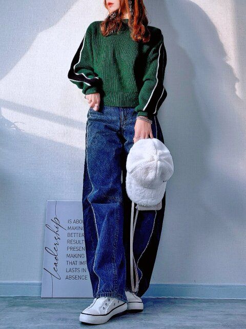 グリーンのサイドラインニットを合わせてスポーティーコーデ