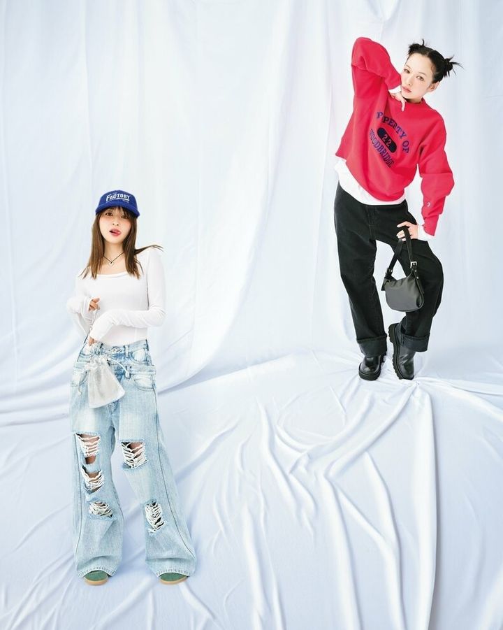 GWのおでかけやデートにもおすすめ！ 最新キャップコーデ♡ 最新キャップコーデ⑤ブルーのロゴ入りキャップ＆ダボデニムの神着こなし