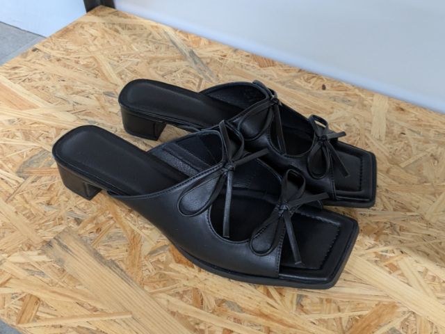 黒のリボンヒールミュール