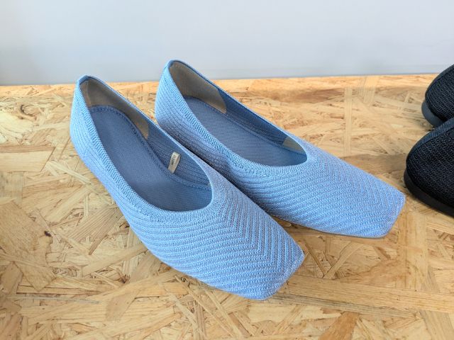 ブルーのウォッシャブルニットスクエアトゥシューズ