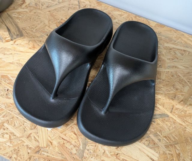 黒のコンフィートングサンダル