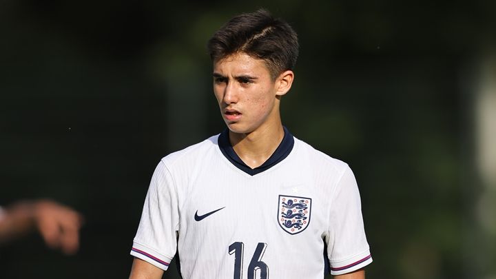 “東京生まれ”のU-17イングランド代表MF、最強プレミアリーグでプロ契約！SNSでは「日本サッカー協会」をフォロー