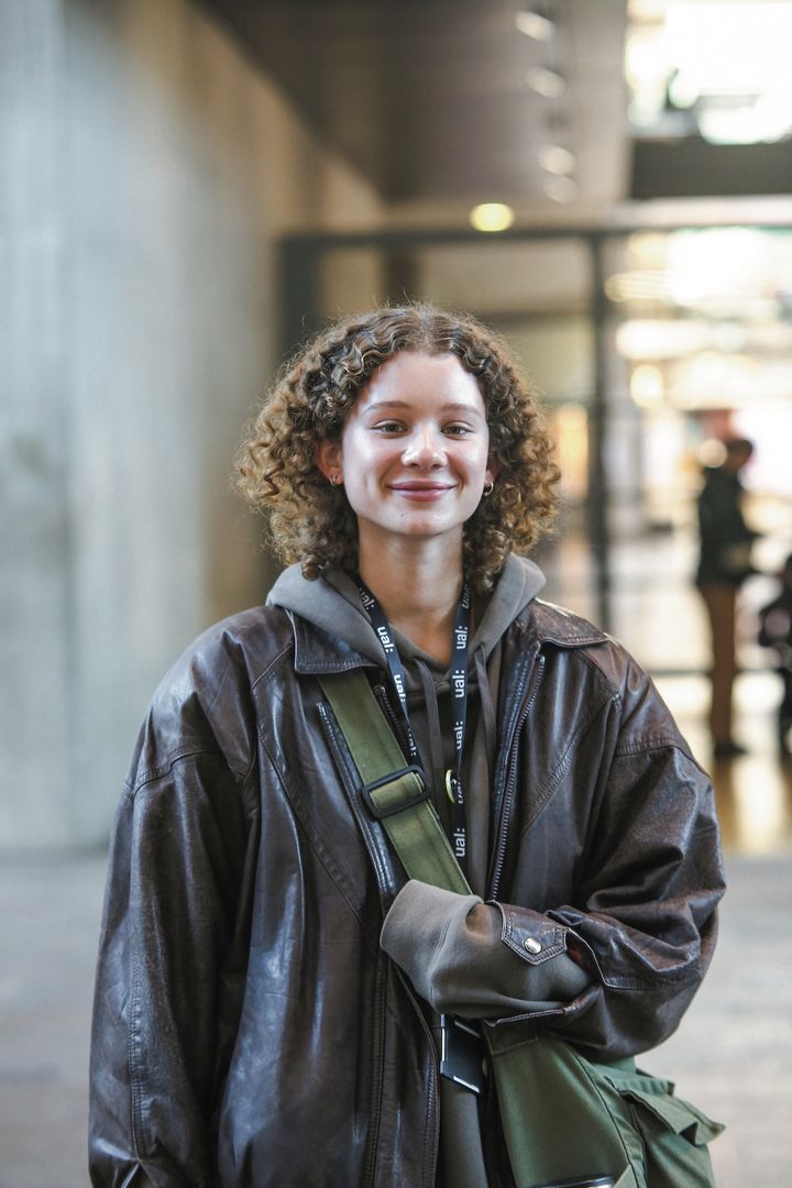 シンプルコーデによく映える！スパイラルヘアがよく似合うロンドンガールのスタイル