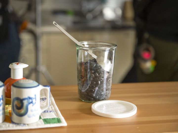 「黒豆はだるさをとってくれるから」。そうつぶやきながら、さとこが鍋に入れるシーン用の黒豆。ビンに入れてあるのもおしゃれ。