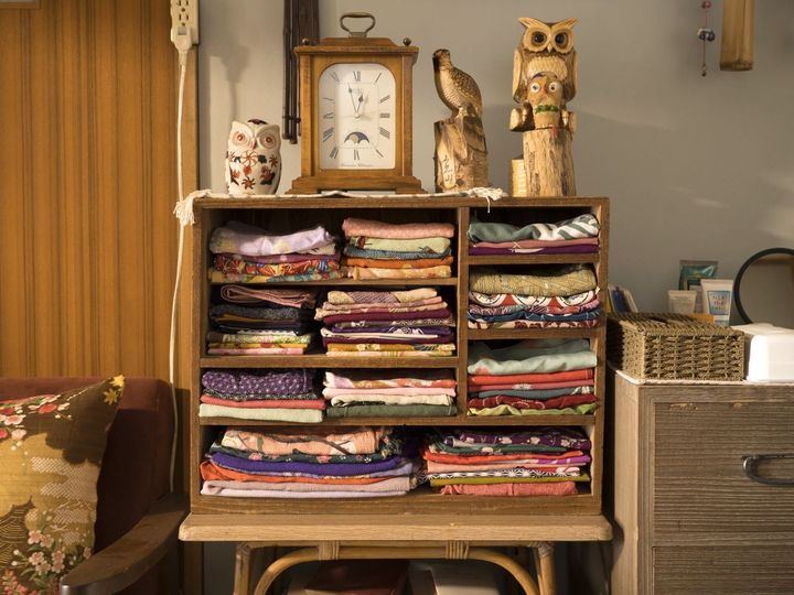 裁縫を得意とする鈴さんらしいお部屋の様子。色とりどりの布がきれい。