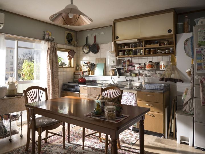 鈴さんと司のダイニングキッチン。窓からのぞく部分には、団地の風景をプリントした布が張られ、本物の景色のよう。