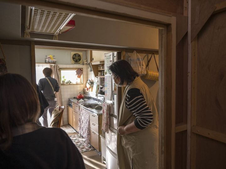 食事シーンのサポートのため、飯島さんも撮影現場である鈴さんの部屋へ。