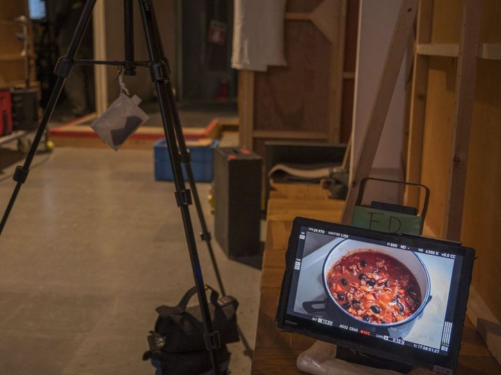 撮影現場の料理の様子は、セット外のモニターでも確認できるシステム。